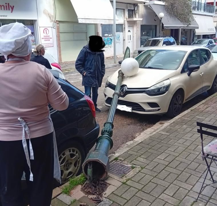 Κατέρρευσε κολώνα φωτισμού στο κέντρο της Νέας Μάκρης - Από τύχη δεν υπήρξαν τραυματισμοί 