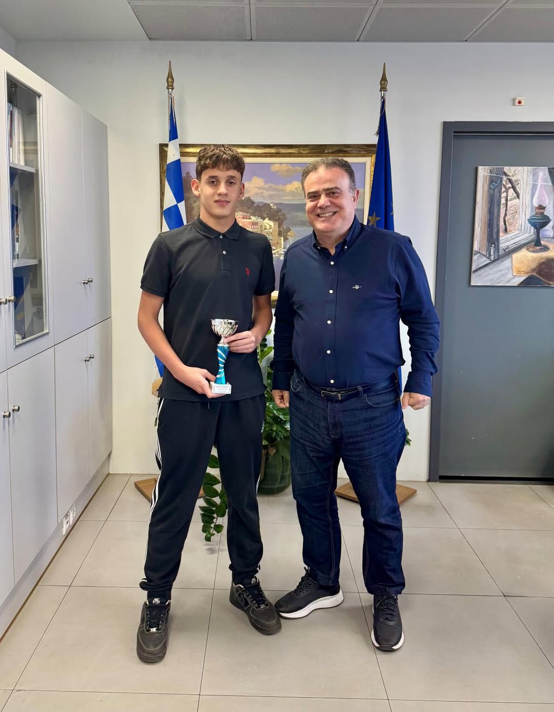 Αναμνηστική βράβευση του 15χρονου αθλητή υδατοσφαίρισης του Α.Ο «Νηρέα» Γέρακα, ο οποίος ανέσυρε τον Τίμιο Σταυρό στα Θεοφάνια