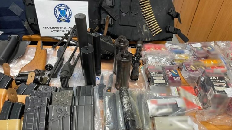 Γιάφκα στο Μενίδι: Τον "κλειδοκράτορα" αναζητά η ΕΛ.ΑΣ. - Το στίγμα του κινητού "πρόδωσε" - Τι εντοπίστηκε στη "γιάφκα"