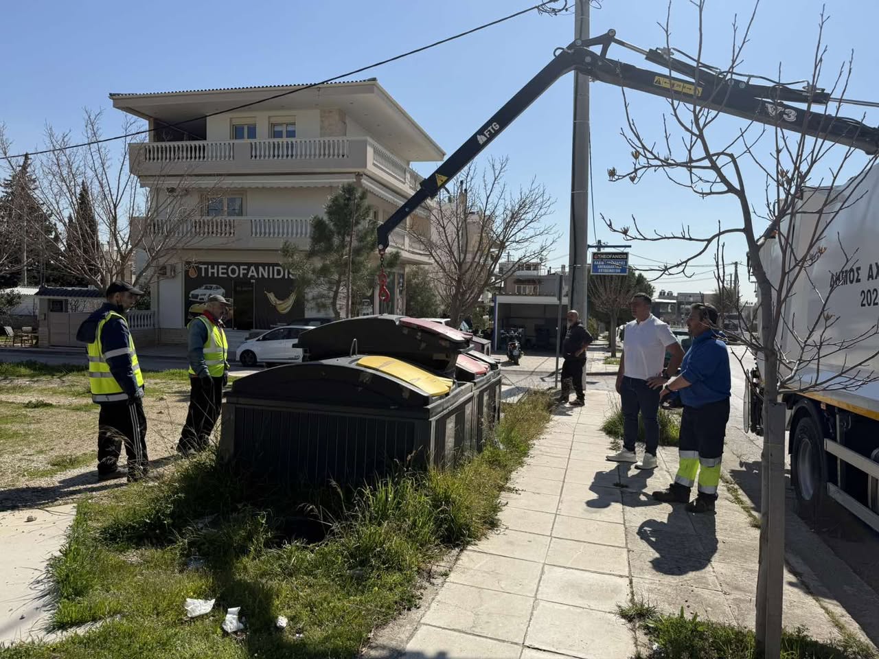 Η πρώτη αποκομιδή ανακυκλώσιμων υλικών από τους υπογειοποοιημένους κάδους πραγματοποιήθηκε σήμερα στον Δήμο Αχαρνών