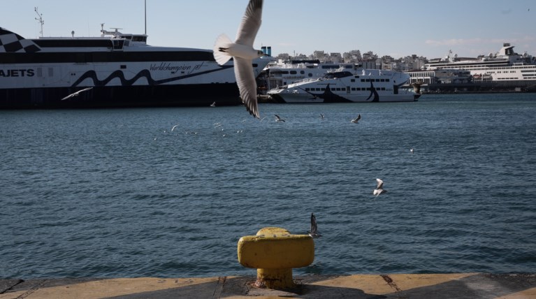 Συναγερμός στο λιμάνι του Πειραιά - Αυτοκίνητο έπεσε στη θάλασσα