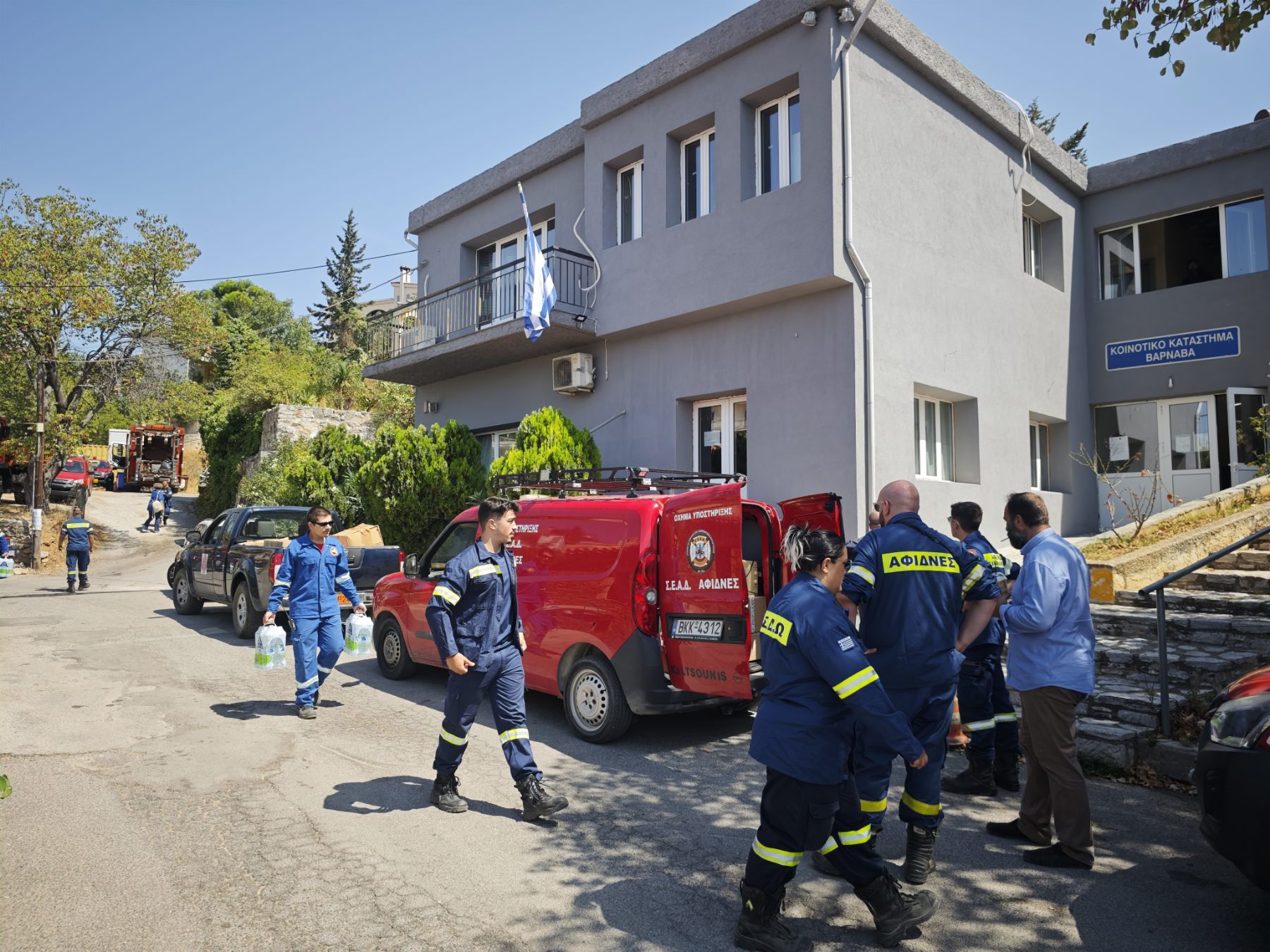 Αποστολή Βοηθείας και Υποστήριξης στον πυρόπληκτο Βαρνάβα από τις Εθελοντικές Ομάδες της Πολιτικής Προστασίας του Δήμου Ωρωπού (βίντεο)