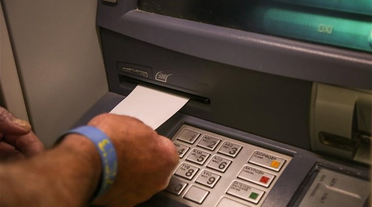 Aναλήψεις από τα ΑΤΜ χωρίς προμήθεια από τις 11 Αυγούστου - Τι προβλέπει η τροπολογία
