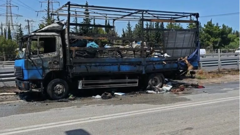 Φορτηγό τυλίχτηκε εν κινήσει στις φλόγες στον Κηφισό - Πώς γλίτωσε ο οδηγός