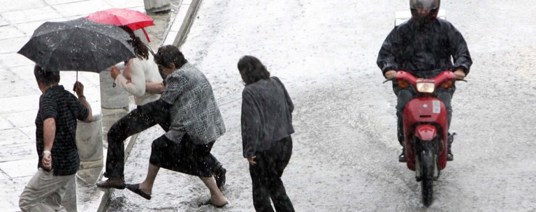 Επελαύνει η κακοκαιρία Erminio στη χώρα: "Θα πέσει νερό τριών μηνών", στην Αττική - Οι επικίνδυνες ώρες