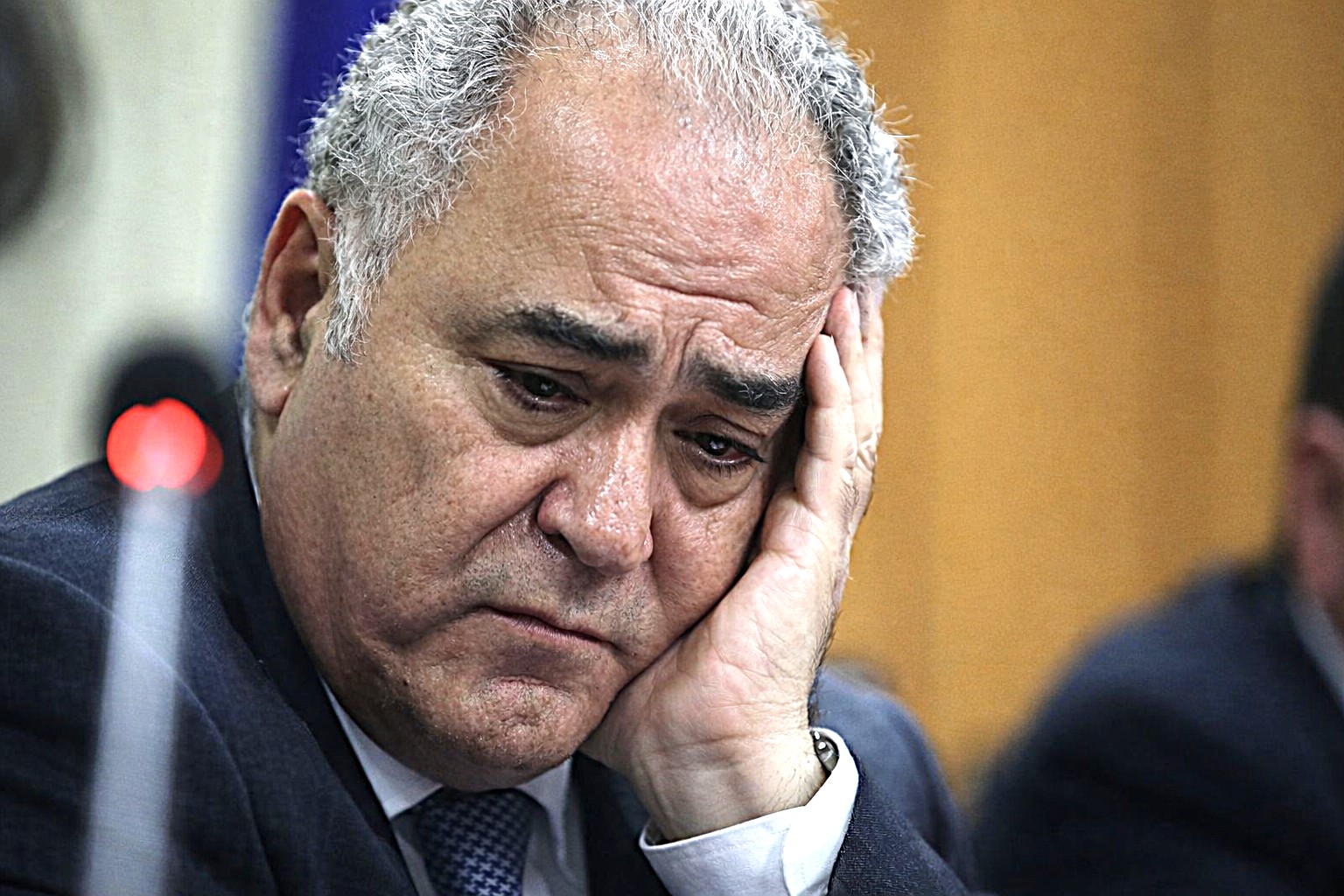 Συγκέντρωση-παρωδία στην Αγία Βαρβάρα: ο Χατζηθεοδοσίου στήνει πανελλαδικό μηχανισμό φόβου με παρουσιολόγια, απουσιολόγια και “εισαγόμενο” κοινό