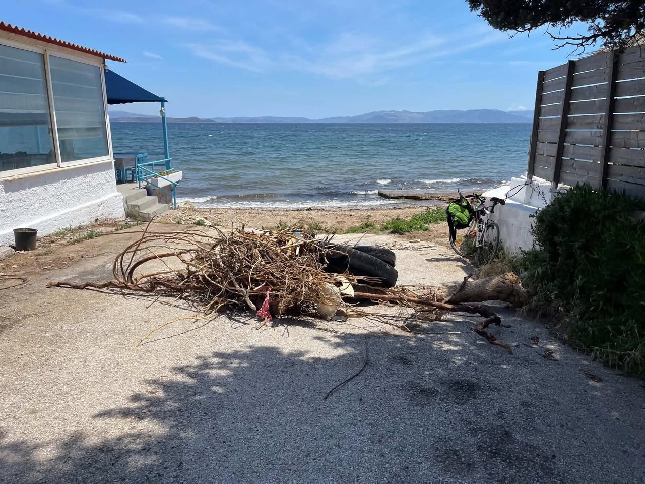  Συνεχίζονται από την υπηρεσία μας οι παρεμβάσεις καθαριότητας και οι αποκομιδές κλαδιών στην περιοχή Ριζάρη, παραλία Μαραθώνα – Νέα Μάκρη.