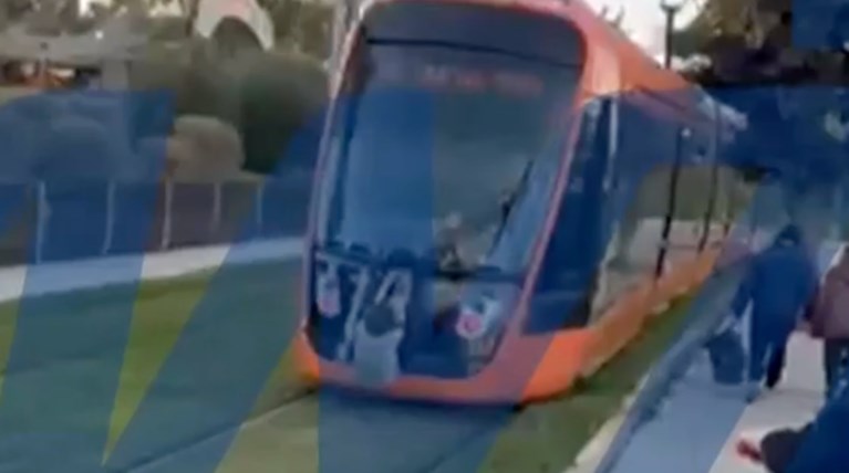 Ανήλικος κρεμάστηκε από κινούμενο τραμ για challenge – Παρέμβαση της ΣΤΑΣΥ και έρευνα της ΕΛ.ΑΣ.