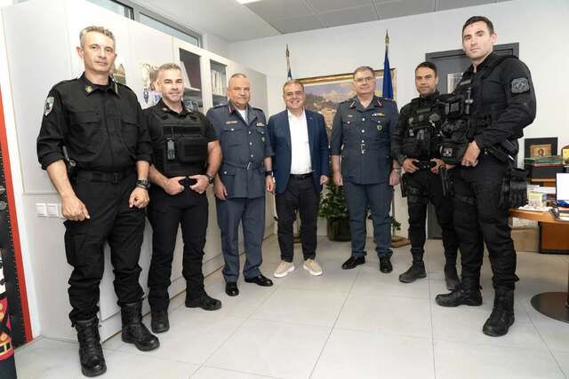  Ο Δήμαρχος Παλλήνης, Χρήστος Αηδόνης, τίμησε την Ομάδα ΔΙ.ΑΣ. Δήμου Παλλήνης για την αυταπάρνηση που επέδειξε κατά τη σύλληψη επικίνδυνων δραστών