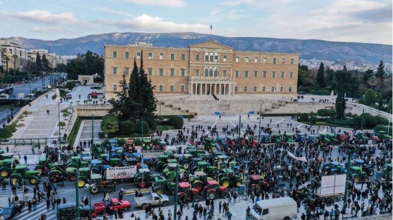 Πάνω από 160 τρακτέρ και 6.000 αγρότες "πλημμύρισαν" το Σύνταγμα - Αναχωρούν στις 11:00