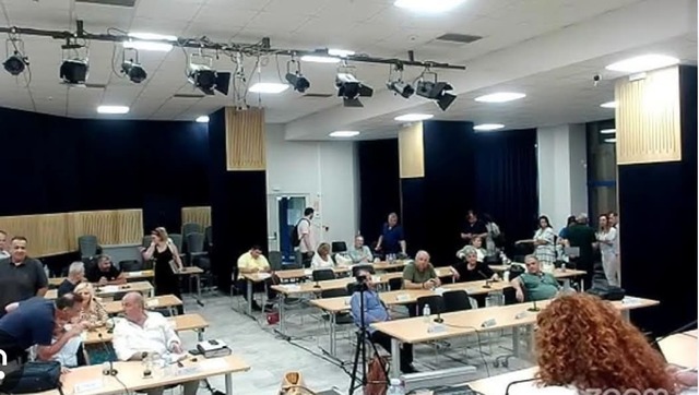 Δήμος Διονύσου: Πώς η αντιπολίτευση «πάγωσε» σε μια αίθουσα χωρίς κλιματισμό