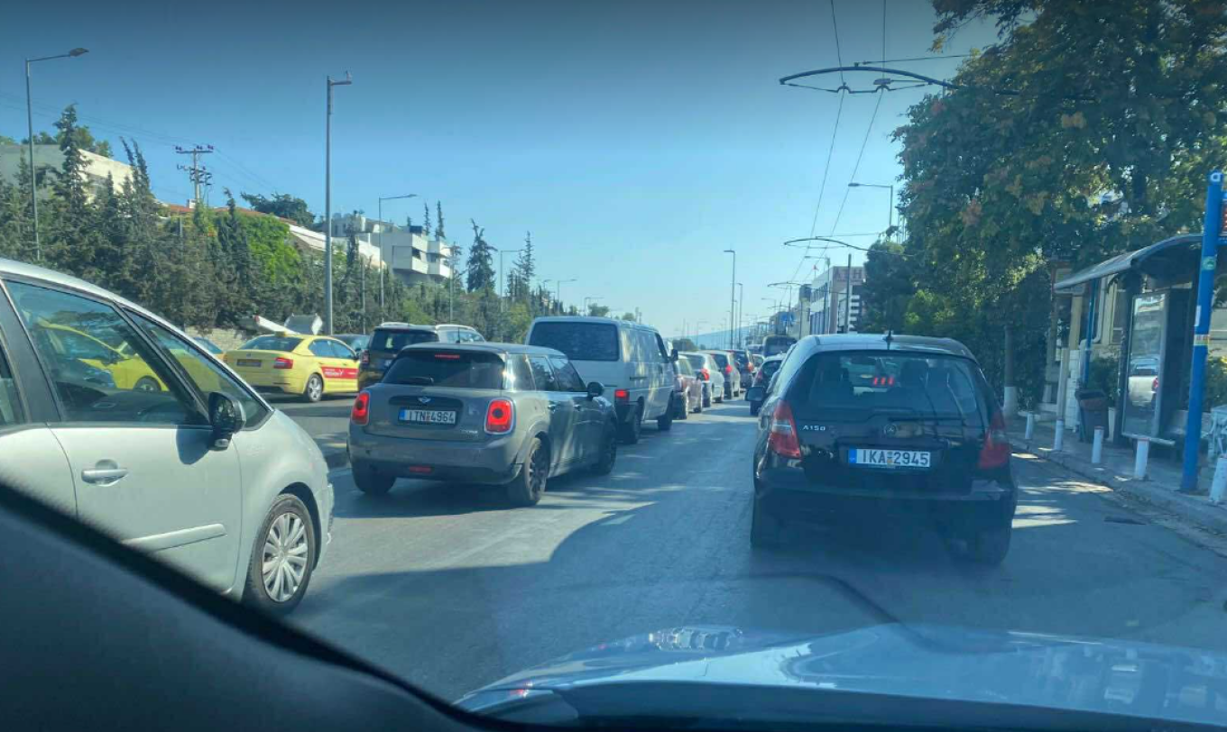 Χάος στην Κηφισίας μετά από πτώση μπετόν στο ύψος της Εθνικής Αντιστάσεως - Κλειστές οι δύο δεξιές λωρίδες προς Κηφισιά