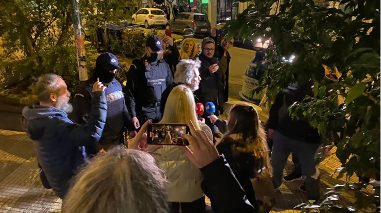 Ελεύθερος αφέθηκε ο Πέτρος Τατσόπουλος, μετά την σύλληψή του έπειτα από μήνυση του Φίλιππου Καμπούρη, για συκοφαντική δυσφήμιση και εξύβριση – ΒΙΝΤΕΟ