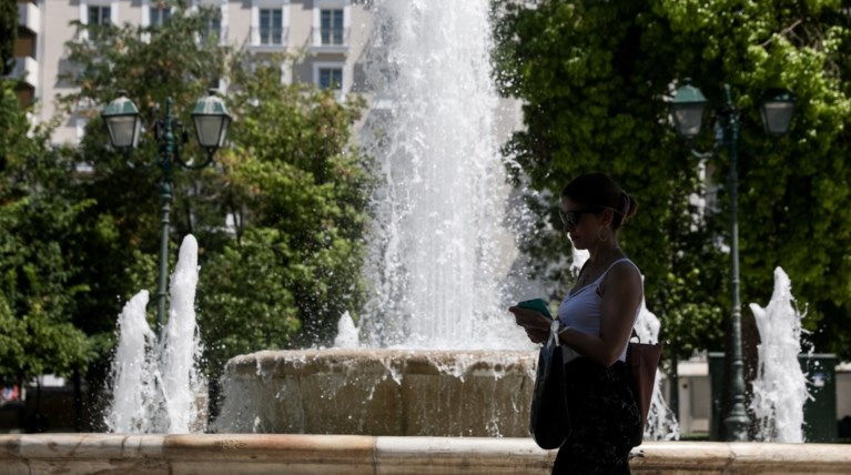Καιρός: Με συννεφιά ξεκινά η νέα εβδομάδα αλλά... πλησιάζει "μίνι" καλοκαίρι με 30άρια - Πότε έρχεται το πρώτο κύμα ζέστης