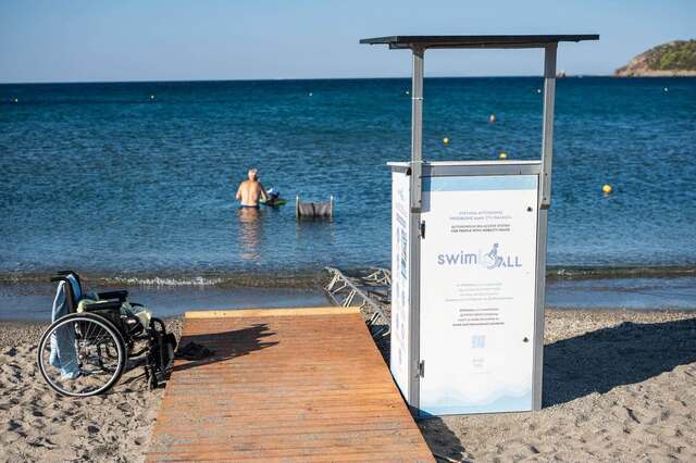 4 νέες παραλίες στον Δήμο Σαρωνικού είναι πλέον προσβάσιμες για άτομα με αναπηρία