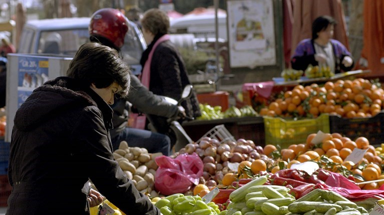Τι αλλάζει στις λαϊκές αγορές: Συνάντηση Θεοδωρικάκου με πωλητές και παραγωγούς στο Υπουργείο Ανάπτυξης
