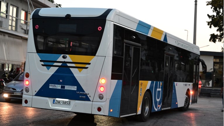 Πειραιάς: Διασωληνωμένη η 72χρονη που παρασύρθηκε από λεωφορείο - Ακρωτηριάστηκε στο πόδι
