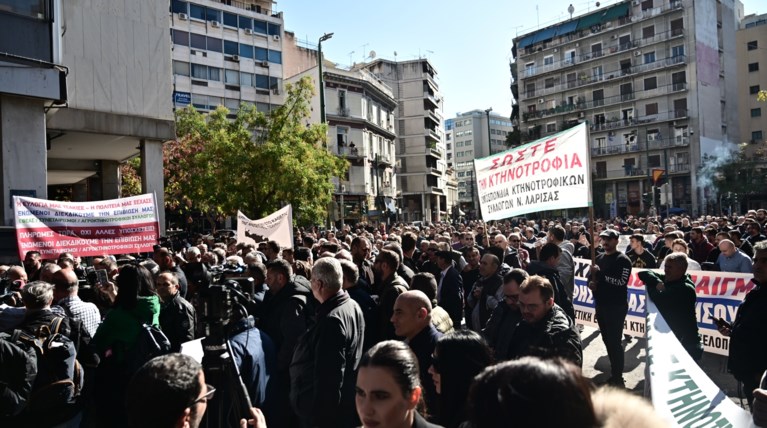 Και πάλι στο Υπουργείο Ανάπτυξης το αγροτικό συλλαλητήριο - Απειλούν με κλιμάκωση οι αγρότες 
