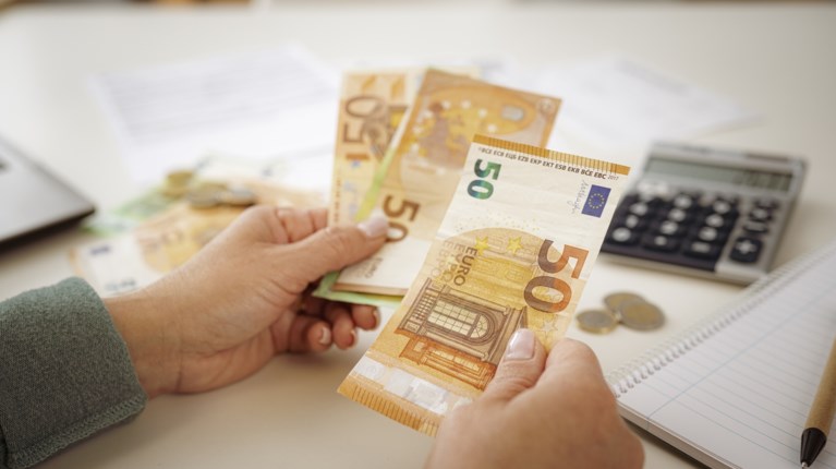Ελεύθεροι επαγγελματίες: Μπλόκο και στα επιδόματα 110 εκατ. ευρώ που εισπράττουν επειδή δηλώνουν χαμηλά εισοδήματα