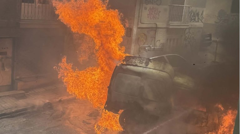 Φωτιά στην Κυψέλη: Στις φλόγες οχήματα σε κεντρικό δρόμο το πρωί της Τετάρτης [εικόνες - βίντεο]