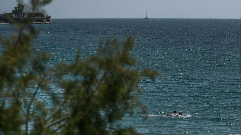 Σοκ στον Άλιμο: Γυναίκα ανασύρθηκε νεκρή από τη θάλασσα