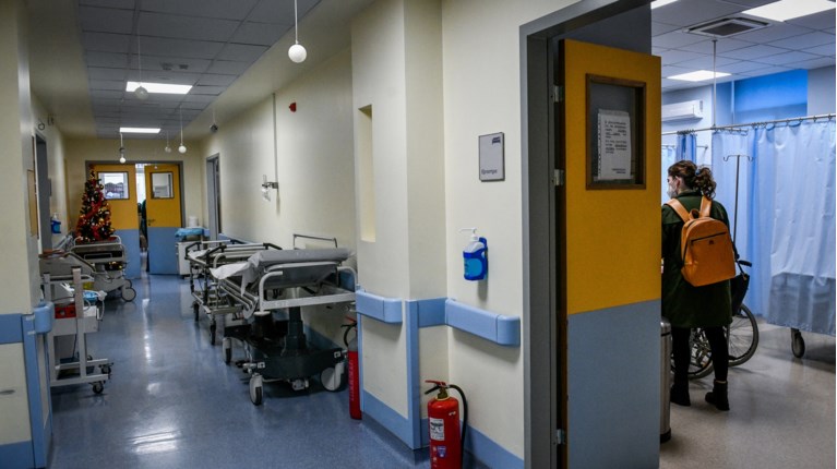 Ζητείται λύση στο χάος με τα ράντζα στο νοσοκομείο "Αττικόν" - Ασθενείς νοσηλεύονται σε αντίξοες συνθήκες