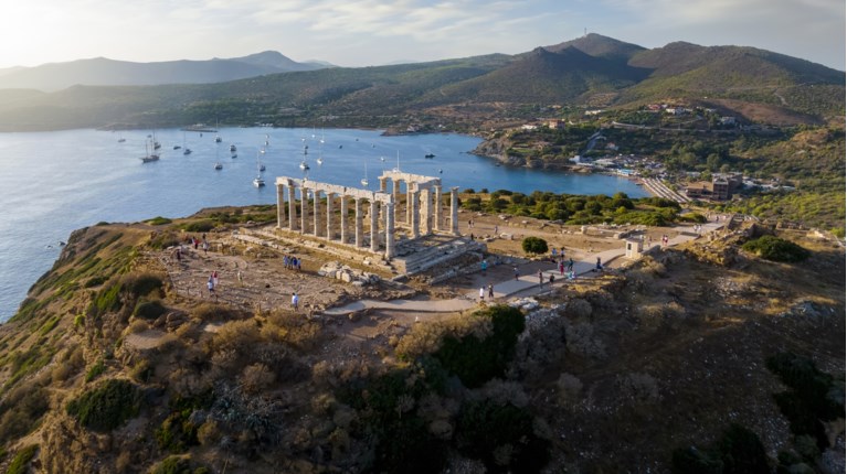 Ανατολική Αττική: Οκτώ στις δέκα επιχειρήσεις παραβιάζουν τον νόμο για τις ξαπλώστρες στις παραλίες