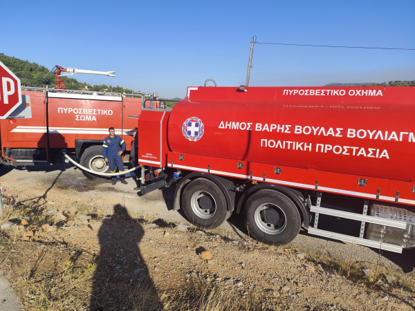 Με το μεγαλύτερο όχημα του Δημοτικού Στόλου, ο Δήμος Βάρης Βούλας Βουλιαγμένης συνδράμει στις προσπάθειες κατάσβεσης των καταστροφικών πυρκαγιών της Αττικής