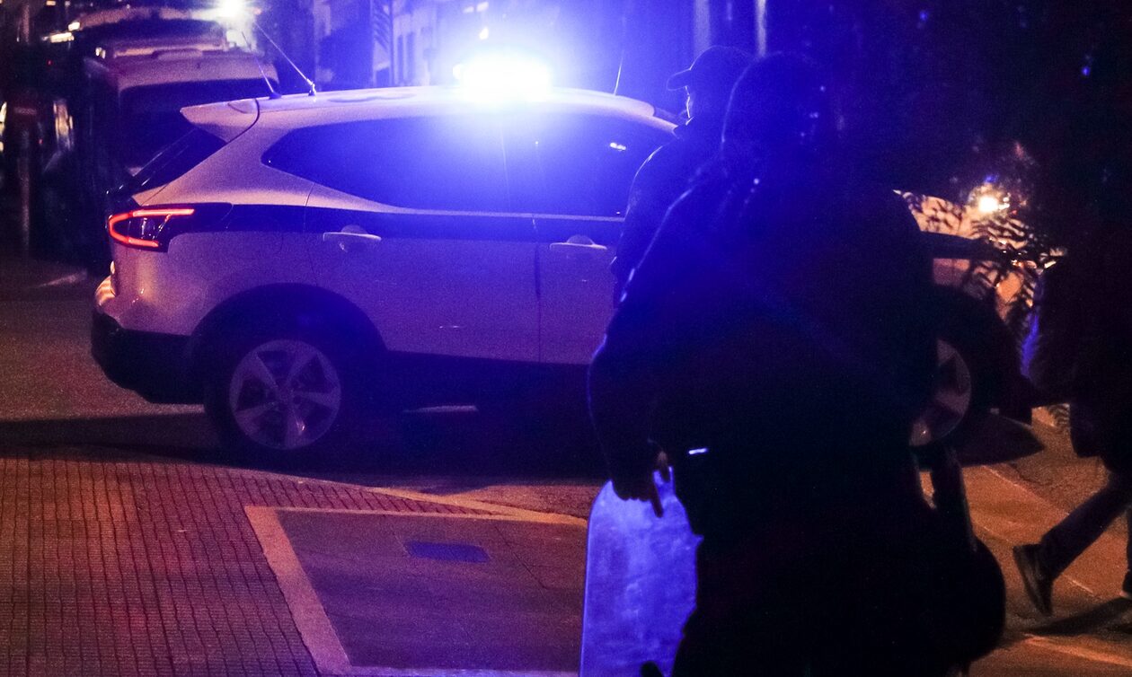 Ανάβυσσος: Μυστήριο με τη ληστεία σε βάρος προγραμματιστή - Οι ληστές εμβόλισαν μηχανή της ΕΛΑΣ