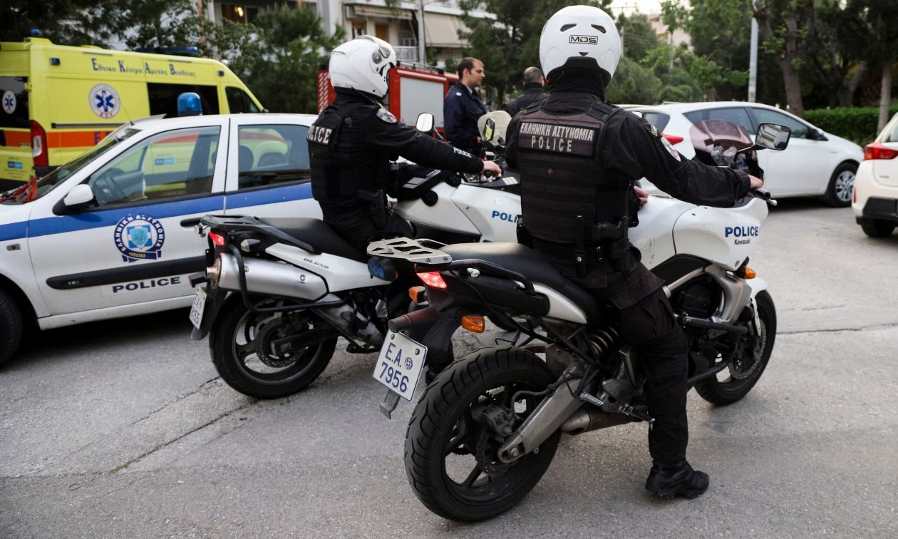 Νοσηλευτής κλειδώθηκε σε σπίτι ψυχιάτρου στο Περιστέρι και απειλεί να αυτοκτονήσει