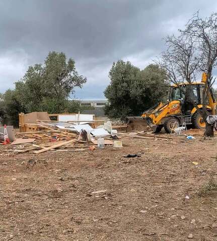Κατεδάφιση παράνομου καταυλισμού έξω από τα Καλύβια