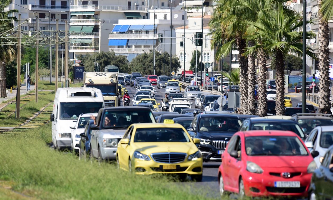 Τροχαίο στη Λεωφόρο Ποσειδώνος, στο ύψος του Αλίμου – Μηχανή συγκρούστηκε με αυτοκίνητο