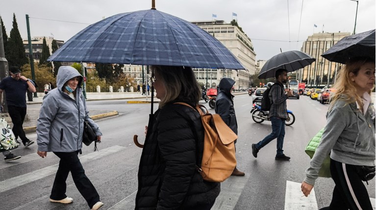 Καιρός: Απότομη αλλαγή σκηνικού με βροχές, καταιγίδες και πτώση της θερμοκρασίας - Πώς θα κυλήσουν οι επόμενες ημέρες