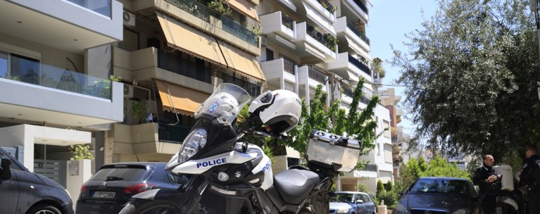Νέα Σμύρνη: Ο 45χρονος βγήκε στο μπαλκόνι με το μαχαίρι - Το οικογενειακό δράμα που διαρκούσε πάνω από 20 χρόνια