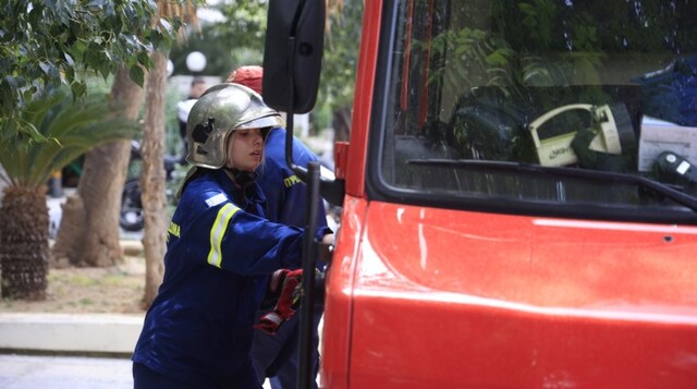 Φωτιά σε κτίριο στον Πειραιά - Επί ποδός η Πυροσβεστική