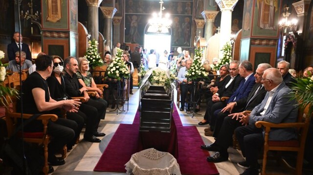 Το ύστατο χαίρε στη Μαίρη Λίντα: Συγκίνηση στο τελευταίο "αντίο" στη σπουδαία ερμηνεύτρια