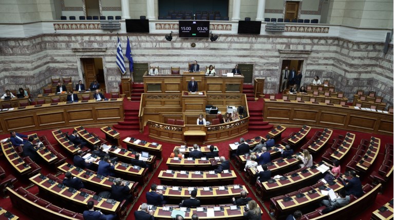 Αυξήσεις μισθών και συντάξεων, μειώσεις φόρων και ενισχύσεις - Ψηφίζεται το νομοσχέδιο του ΥΠΟΙΚ
