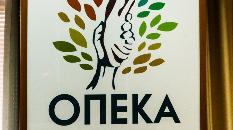 Επιδόματα ΟΠΕΚΑ: Έρχονται αλλαγές στα ποσά, πότε ξεκινά η χρήση της προπληρωμένης κάρτας