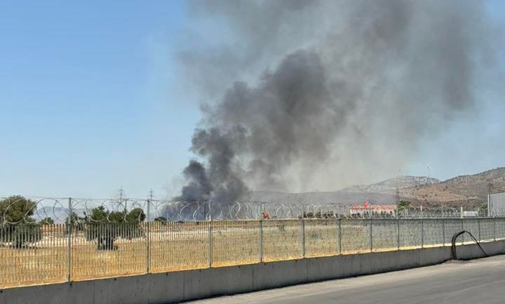 Φωτιά τώρα στον Ασπρόπυργο - Επιχειρούν 38 πυροσβέστες με 13 οχήματα και 2 ελικόπτερα