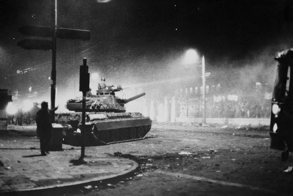 Φωτογραφική έκθεση με θέμα «50 Χρόνια Πολυτεχνείο» με φωτογραφίες του Αριστοτέλη Σαρρηκώστα, στο Δήμο Βάρης Βούλας Βουλιαγμένης