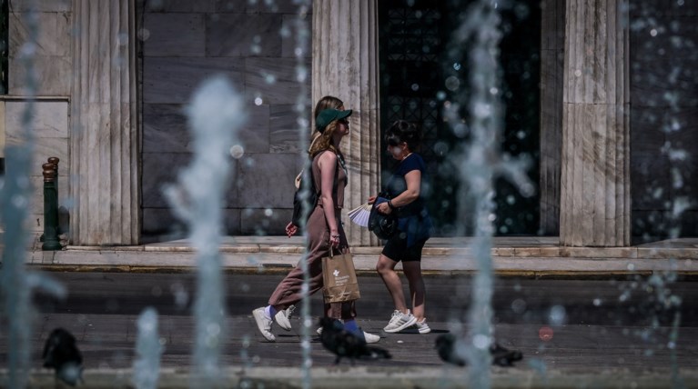 Ο καιρός σήμερα: Εξασθενούν οι άνεμοι και πέφτει η θερμοκρασία - Παραμένει ο κίνδυνος πυρκαγιάς