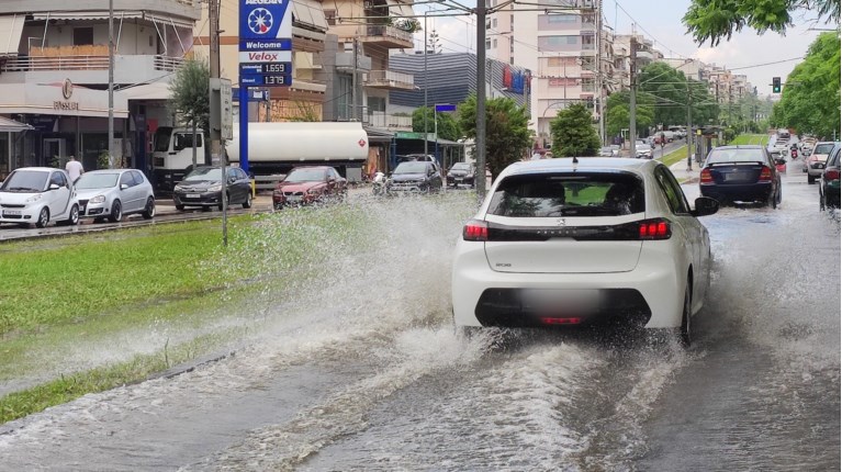 Καιρός: Βροχές και καταιγίδες σήμερα, πέφτει η θερμοκρασία – Πότε επιστρέφει ξανά το καλοκαίρι