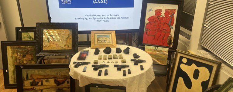 "Καλλιτέχνες" στην απάτη: 481 πλαστοί πίνακες γνωστών ζωγράφων - Συνελήφθη δικηγόρος, κατασχέθηκαν όπλα [εικόνες - βίντεο]