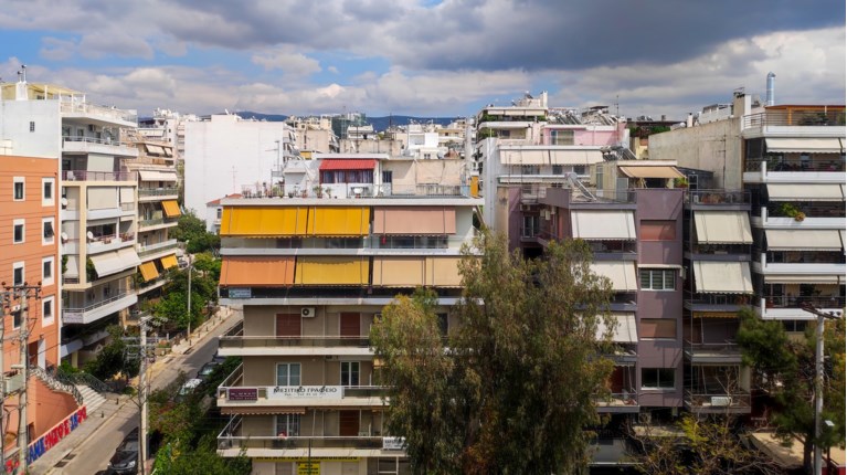 Σε κρίσιμο σταυροδρόμι η αγορά κατοικίας - Μείωση ζήτησης και απαισιοδοξία των επαγγελματιών