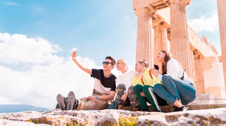 Youth pass 2026: Ξεκίνησαν οι αιτήσεις για το επίδομα 150 ευρώ σε νέους 18-19 ετών