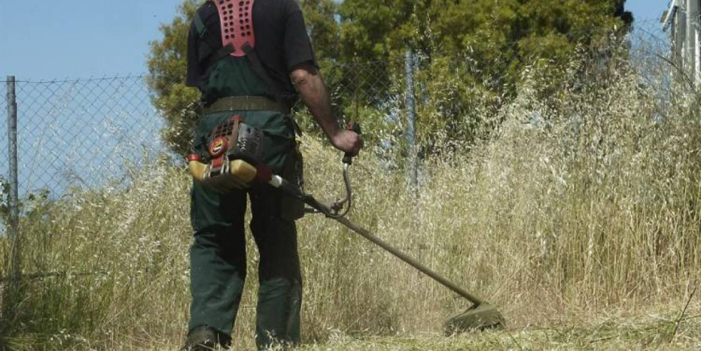 Δήμος Βάρης Βούλας Βουλιαγμένης: Όλοι Μαζί προστατεύουμε το πράσινο της πόλης μας - Καθαρισμός οικοπέδων από ξερά χόρτα 