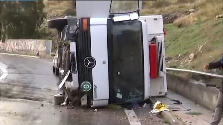 Θανατηφόρο τροχαίο στο Κερατσίνι με ανατροπή φορτηγού - Νεκρή η μητέρα του οδηγού 