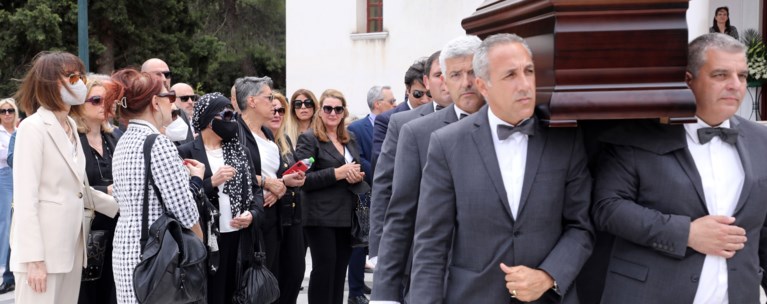 Τελευταίο αντίο στον Στηβ Κακέτση: Συντετριμμένοι η Κατιάνα Μπαλανίκα και ο γιος τους - Πλήθος κόσμου στην κηδεία [εικόνες]