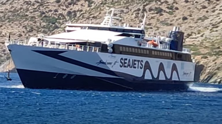 Συνελήφθη ο πλοίαρχος του Speed Runner Jet μετά την πτώση των δύο ναυτών στη θάλασσα, μέσα στον Πειραιά