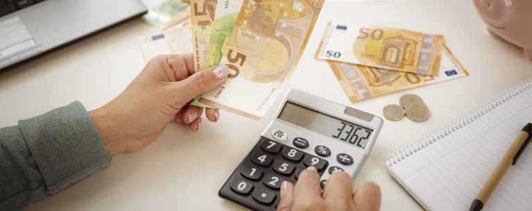 Αυτές είναι οι αυξήσεις που θα δουν μισθωτοί, συνταξιούχοι και αυταπασχολούμενοι από το 2025